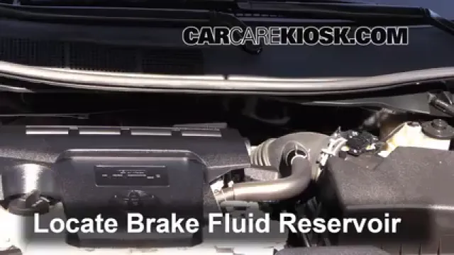 2012 Toyota Camry LE 2.5L 4 Cyl. Líquido de frenos Controlar nivel de líquido